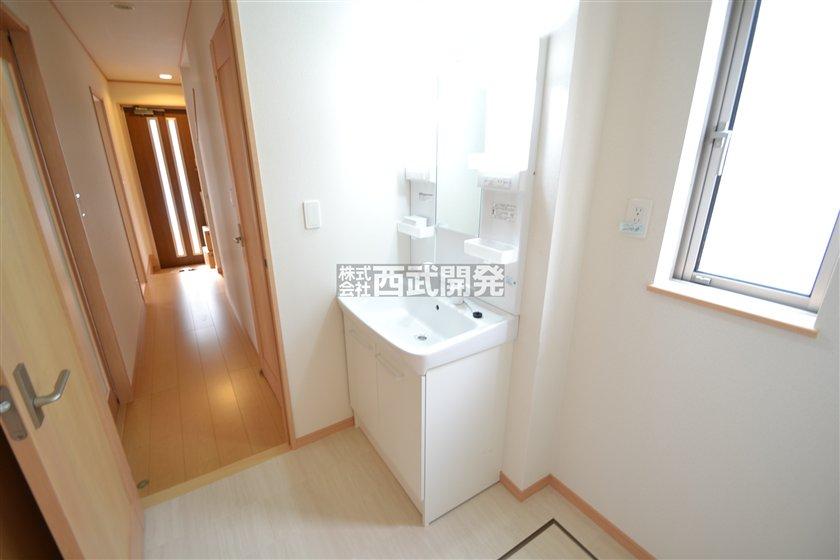 Wash basin, toilet. Washroom (September 2013) Shooting