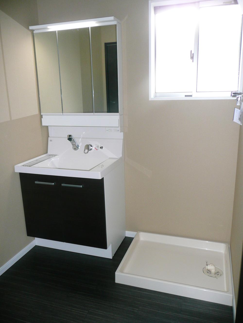 Wash basin, toilet. Indoor (12 May 2013) Shooting