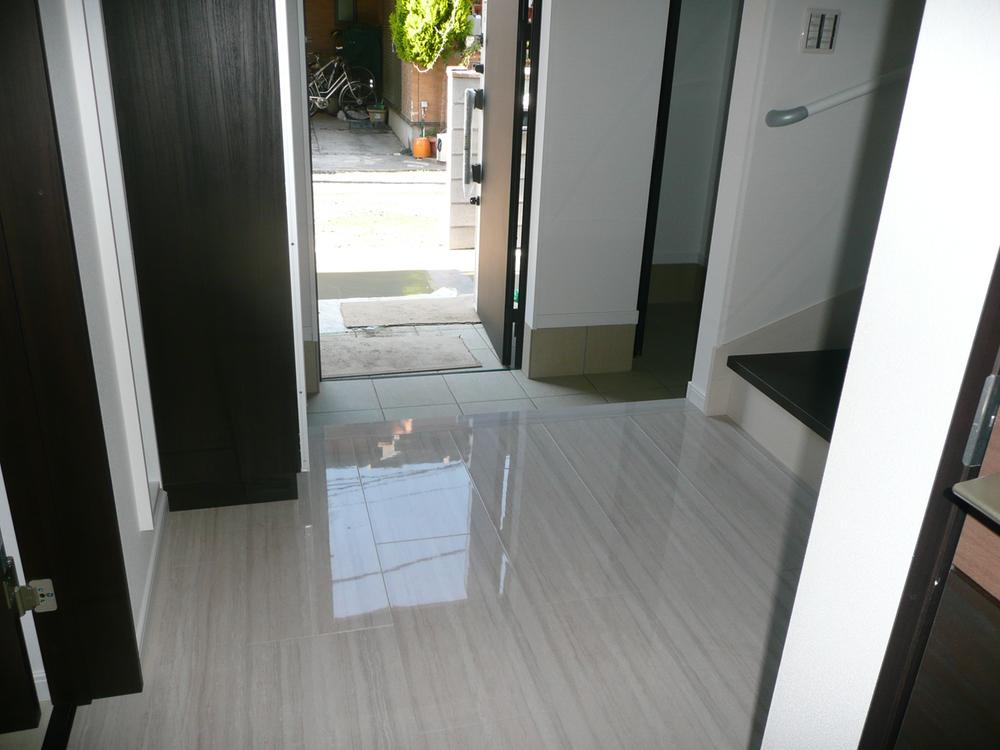 Entrance. Local (December 2013) with a convenient closet to strong marble floor entrance housed in a shooting wound