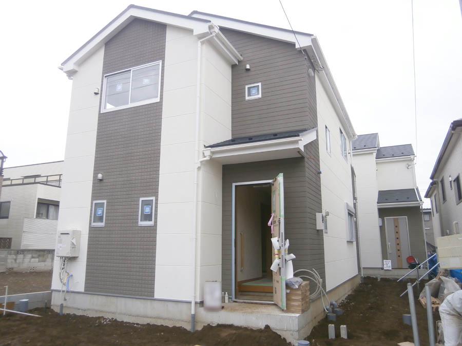 Local photos, including front road. We offer the same use the finished model house of this property. Please feel free to contact us.