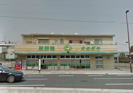 Shopping centre. 340m to super (shopping center)