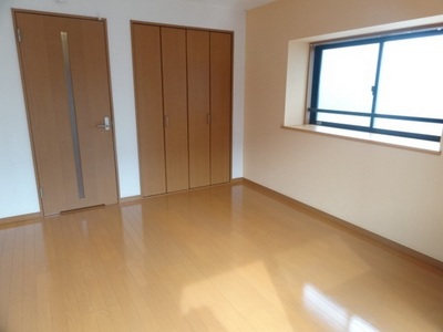 Living and room. Bright corner room 2 Menmado! 