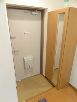 Entrance. With happy to shoe box full-length mirror! 