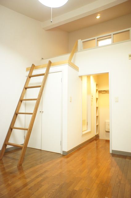 Living and room. It is with a loft. High ceilings