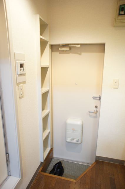 Entrance. It is the entrance with a shoebox