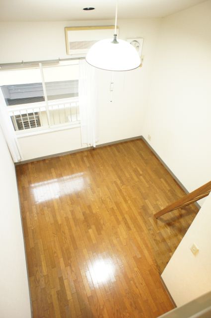 Living and room. There is a feeling of opening higher ceiling