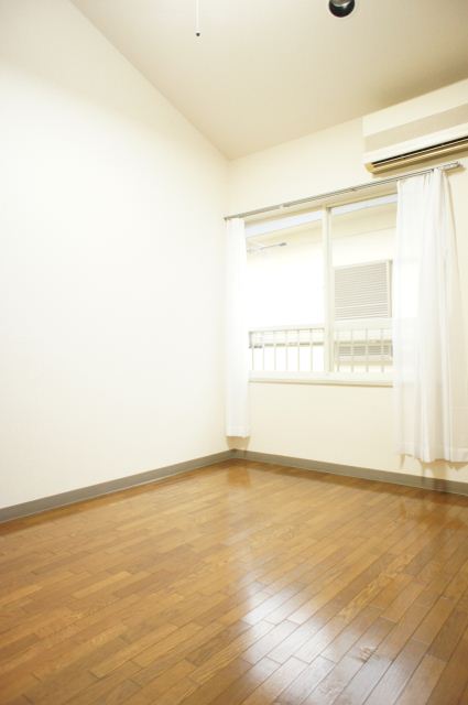 Living and room. Beautiful Western-style. There is a feeling of opening higher ceiling