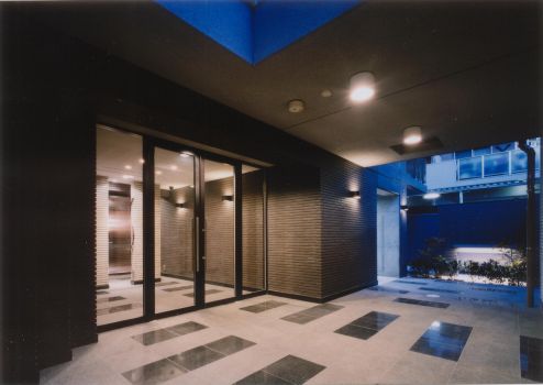 Entrance. Auto with lock