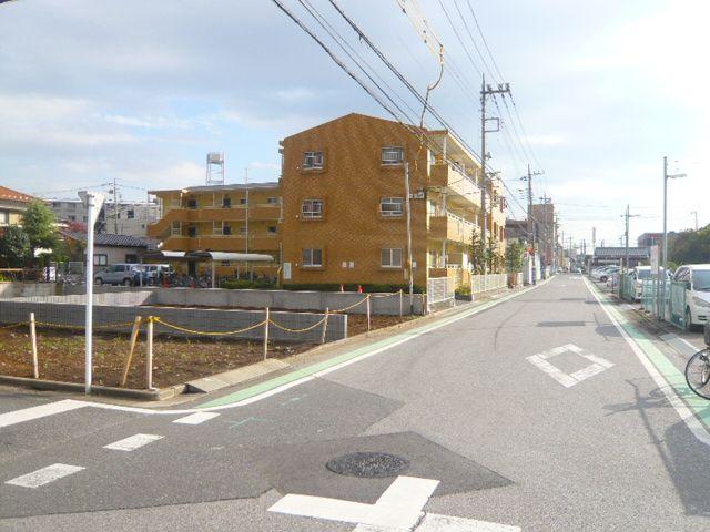 Local photos, including front road. West road width 7.2m