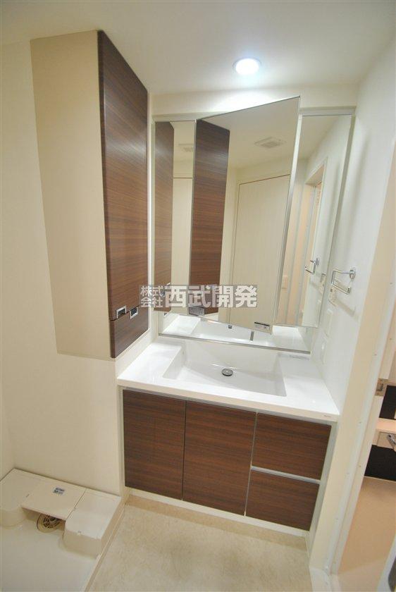 Wash basin, toilet. Vanity wide type