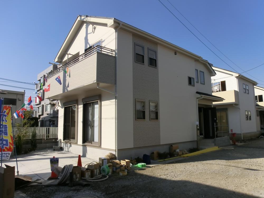 Local photos, including front road. 1 Building appearance