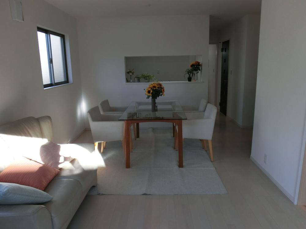 Living. 1 Building Living. Face-to-face kitchen that can dishes while watching the children play in the living room