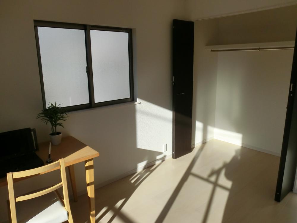 Non-living room. 1 Building Western-style. Sunny !!