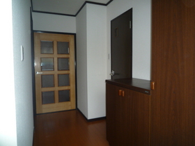 Entrance. Spacious entrance there is a large shoe box.