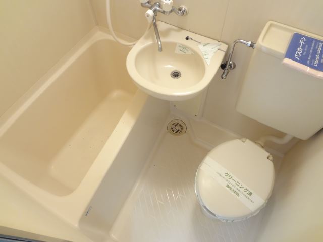 Bath. This unit bus with cleanliness.