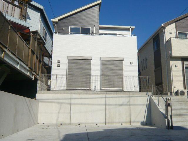 Local appearance photo. Happy to two parking