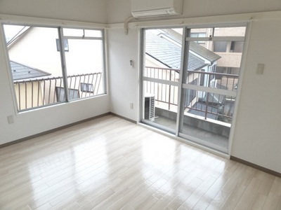 Living and room. Western-style with large windows