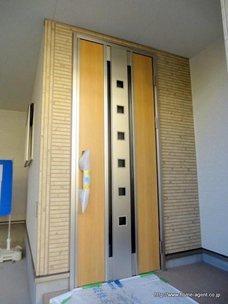 Entrance. Crime prevention measures already entrance door