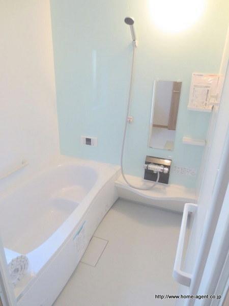 Bathroom. Loose extensible bath feet