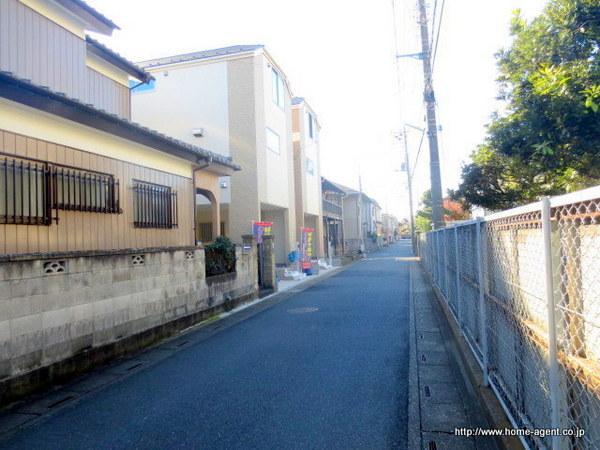 Local photos, including front road. It is safe in a small road with traffic