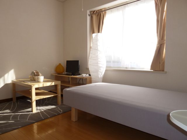 Living and room. Bright rooms day refers. 