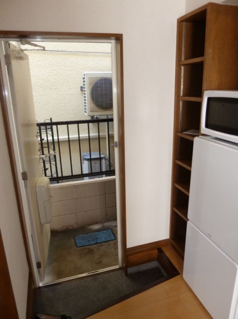 Entrance. It will Katazuki neat also outside the front door. 