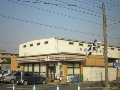 Convenience store. Seven-Eleven (convenience store) to 200m