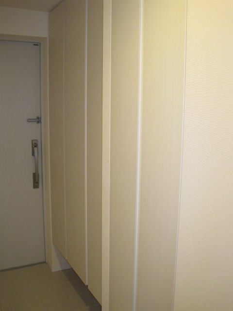 Entrance. Large front door storage