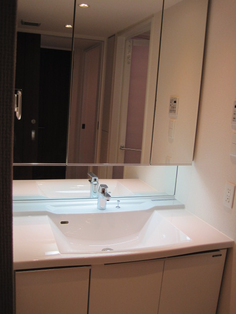 Washroom. Three-sided mirror with vanity