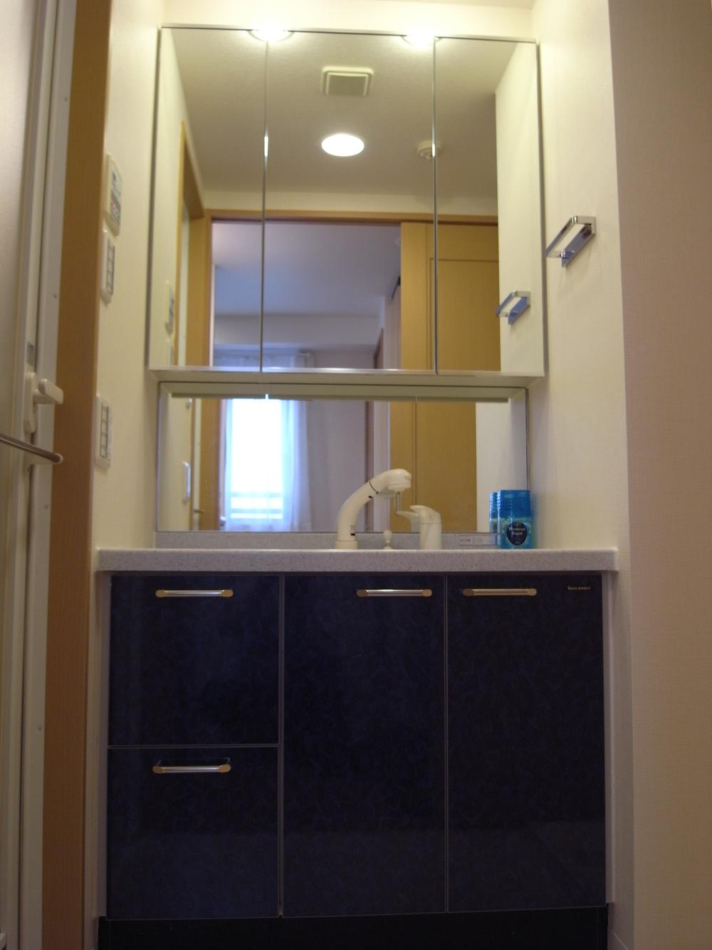 Wash basin, toilet. Indoor (10 May 2013) Shooting