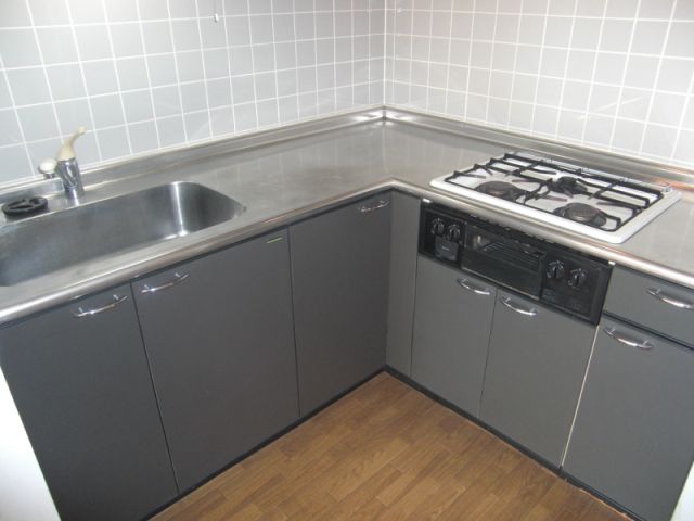 Kitchen. L is shaped kitchen