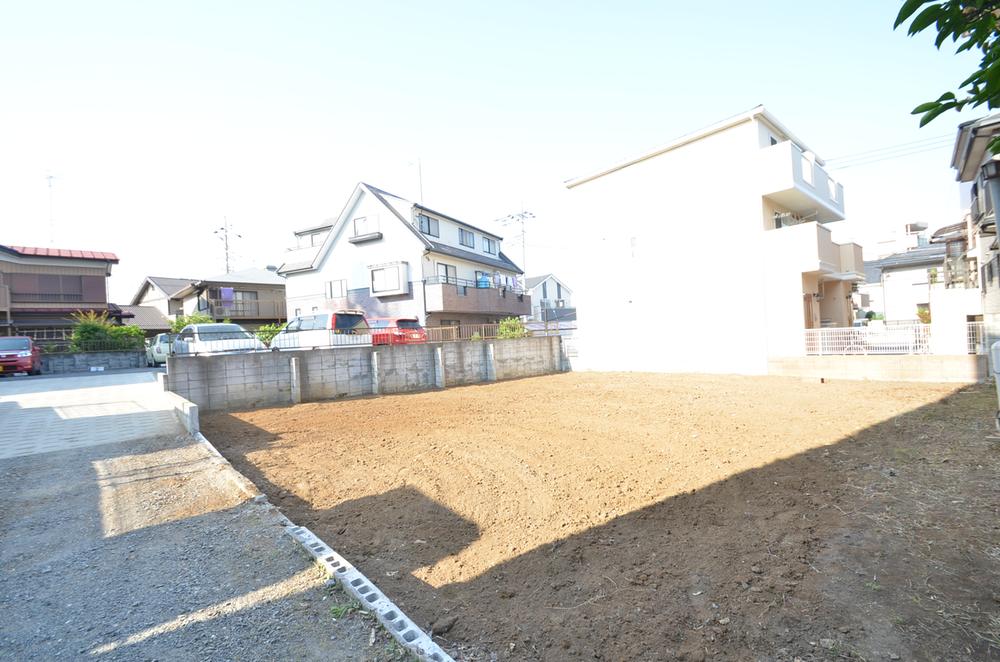 Local photos, including front road. Local (June 2012) shooting