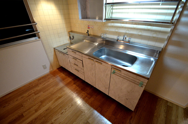 Kitchen. Gas stove installation Allowed. It is a city gas.