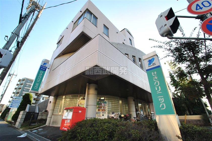 Hospital. 770m to cough clinic