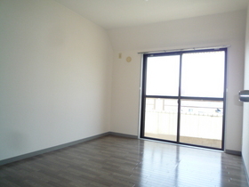 Living and room. Nishibi is room to plug.