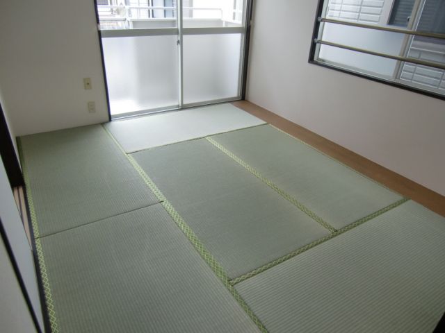 Living and room. Gas stove can be installed.