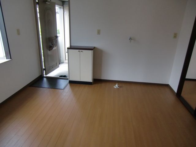 Living and room. Independence is a wash basin.