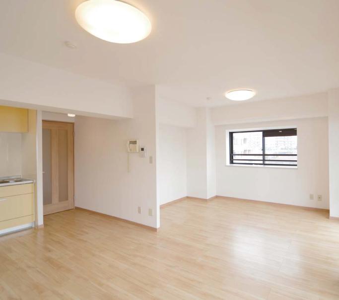 Living. Sunny bright LDK. Now spacious room with 17.7 Pledge rid the border of the adjacent Western-style in renovation. You can enjoy the relaxation wrapped in good sense of openness also view from the window.