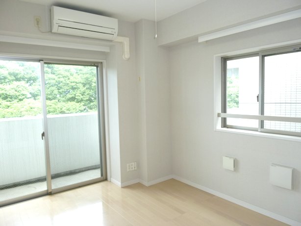 Living and room. Bright and airy 6.3 Pledge Western-style rooms take the two-sided lighting