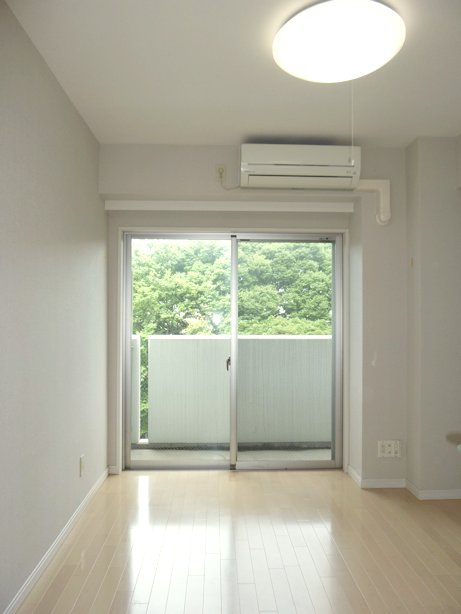 Living and room. Lush Hikawa approach is you can overlook from the east balcony