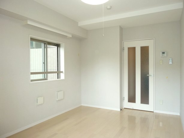 Living and room. 6.3 Pledge Western-style stylishly decorated in white tones