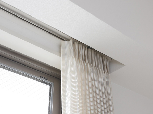 Living.  [Curtain box] Curtain rail Des Table, The curtain box to be clean and contained the curtain was provided on the window of the living room. (Except for some) (same specifications all listed facilities photos)