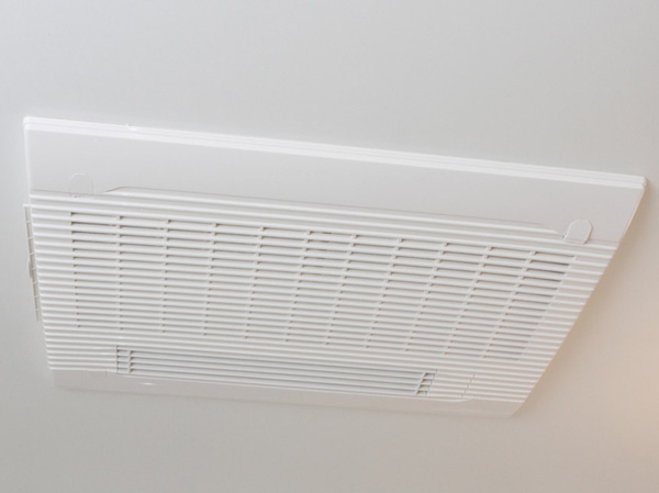 Bathing-wash room.  [Bathroom ventilation heating dryer] In also humid season, Bathroom ventilation heating dryer for drying in the bathroom. It worked as a dryer of clothes on the day of the night and rain.