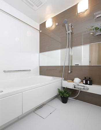 Bathing-wash room.  [Bathroom] Bathroom which adopted the low-floor bathtub. To lower the height of the crossing to the bathtub, Is also easy-to-use specifications in the safer of the small children and the elderly.  ※ In the apartment gallery, Of bathroom facilities can be confirmed. (The room is different from the one of this sale)