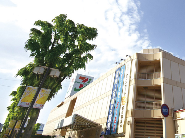 Surrounding environment. It has been established in the readjustment project "Saitama New Urban Center" around the station is, Gathered many commercial facilities, Beautiful cityscape attractive. Even large commercial complex to enter the cinema complex and super life ・ Cocoon expansion plans new urban center is still to a large shopping center (Spring scheduled to open 2015). Since the city function has been enhanced to the nearest station, From daily shopping, Affluent life to gourmet and leisure is likely to be expected. (Photo: "Ito-Yokado Omiya" / About 1050m, A 14-minute walk)