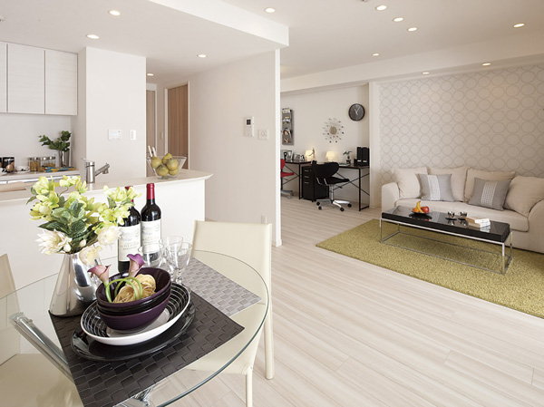 Room and equipment. Gentle sunlight pleasant open-air living room shine in through the window ・ Dining gathered nature and family, Me wrapped in a happy feeling, It is such a space.  ※ In the apartment gallery, living ・ Dining facilities can be confirmed. (The room is different from the one of this sale)