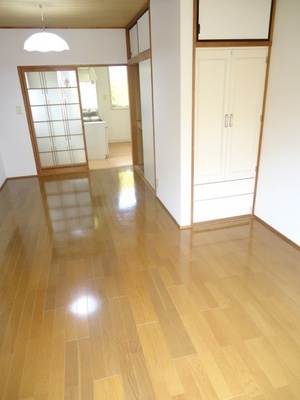 Living and room. Western-style 10.5 Pledge