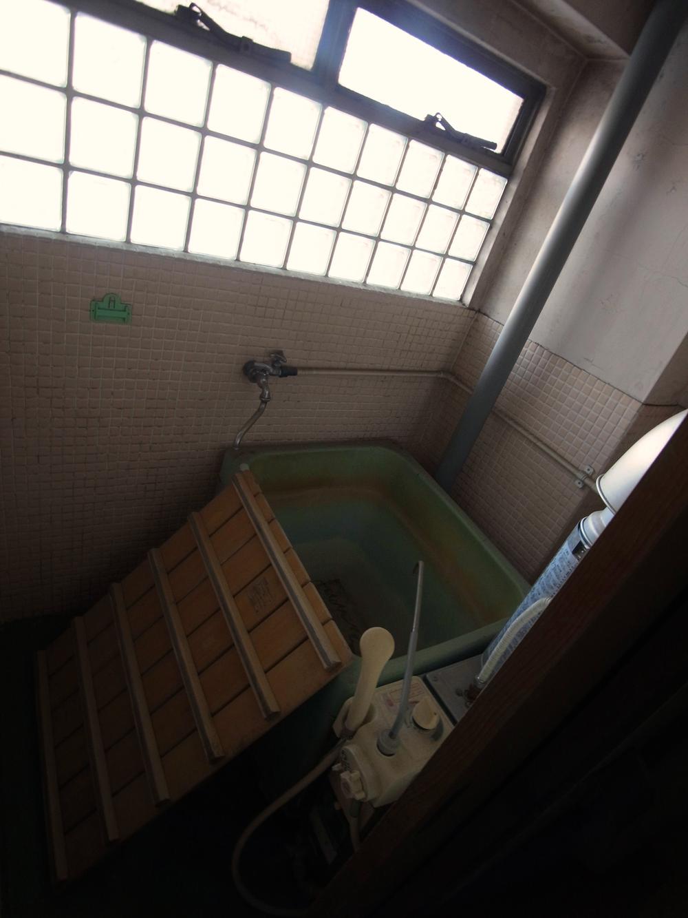 Bathroom. Indoor (11 May 2013) Shooting