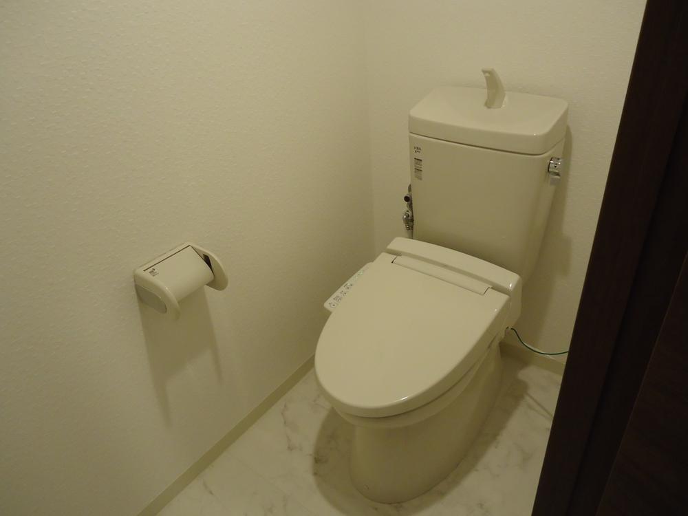 Toilet. Indoor (11 May 2013) Shooting