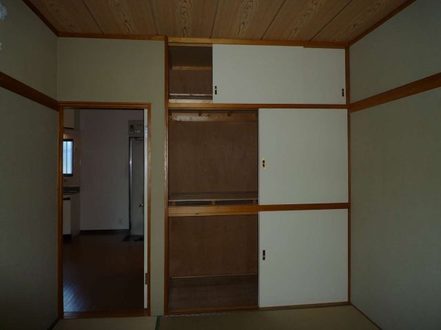 Receipt. Closet with the upper closet